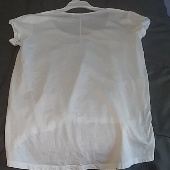 Plain white t-shirt. - Picture 3 of 4